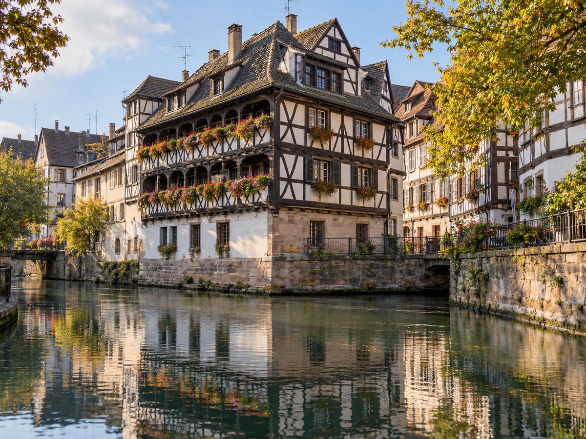 Vue de la Petite France à Strasbourg, maisons à colombages et canal